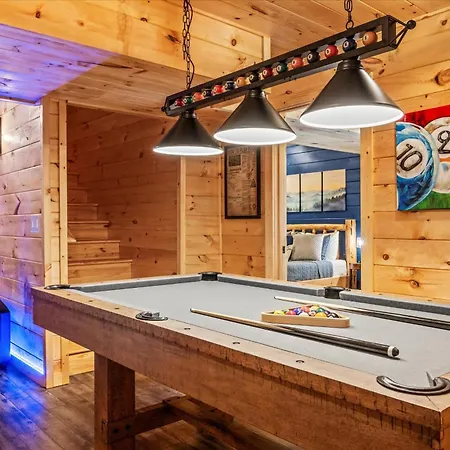 4 Bd Luxury Cabin-Pool Table-Arcade-Hot Tub-Fire Pit-Coffee Bar-S'Mores Bars